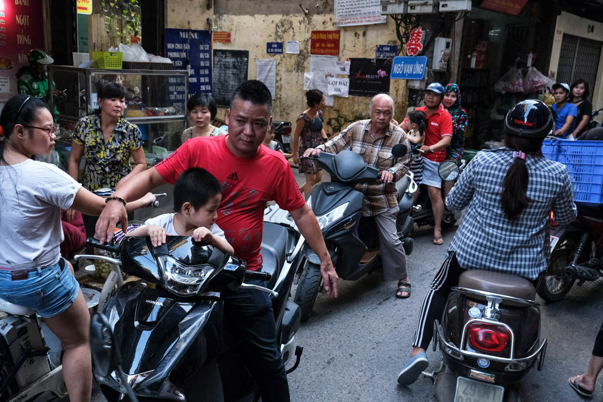 vietnam_hanoi_street_photography_workshop_charles_cooper_0002