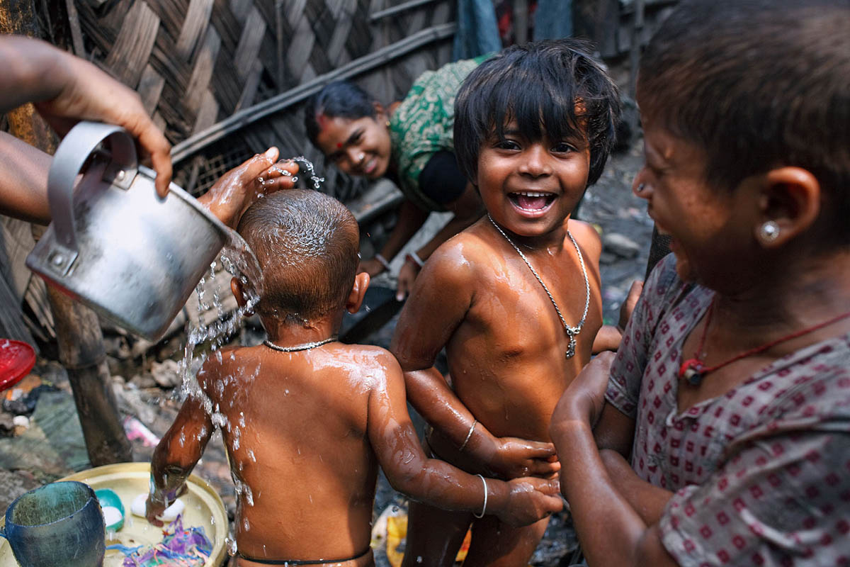 india_kolkata_slum_slums_poverty_children_joy_bath_smile_NGO.jpg