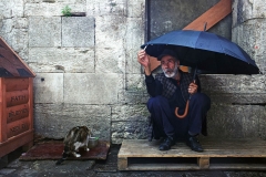turkey_istanbul_fatih_man_umbrella_cat_cigarette_street_photography