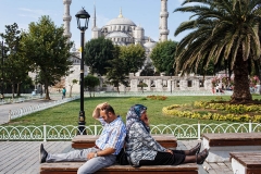 turkey_istanbul_sultanahmet_blue_mosque_tourism_tourists_couple