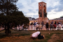 turkey_istanbul_taksim_square_islam_prayer_salat_namaz