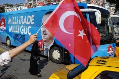 turkey_istanbul_uskudar_street_people_elections_president_recep_erdogan_turkish_flag
