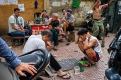vietnam_hanoi_city_street_photography_men_playing_game_pastime