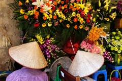 vietnam_hanoi_street_photography_flowers_market_women_hats