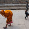 india_varanasi_ghat_old_woman_street_photography_decisive_moment